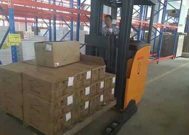 Double Scissors Narrow Aisle Truck Reach Type Capacity 1000kg Low Battery Protection